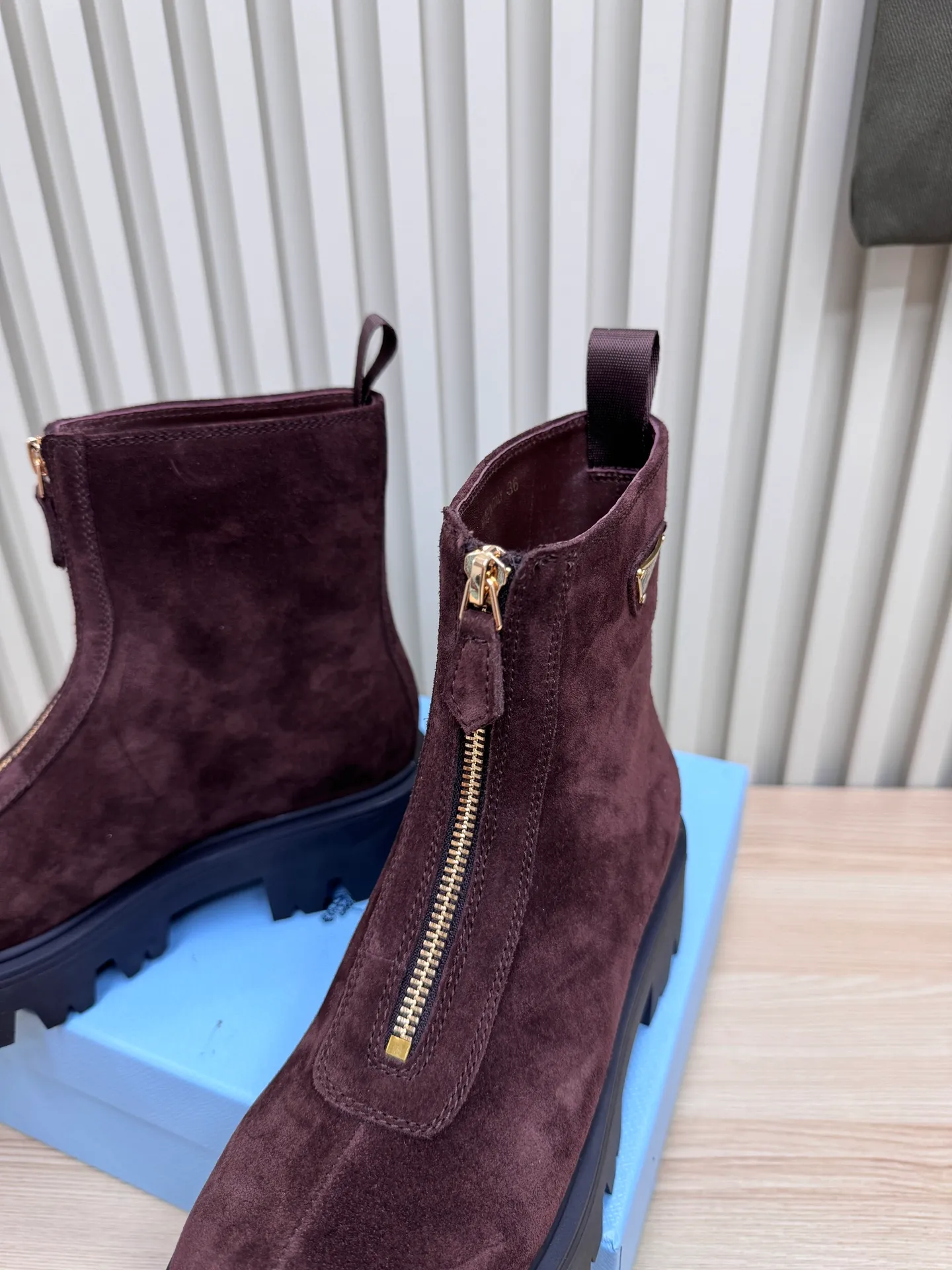 👟👟Ex-factory price 680👟👟 Prada / Prada couple's Martin boots are here, comfortable and elegant to wear. The original molded outsole of the counter is 1:1 replica. It is made of non-slip and wear-resistant imported TPU tin mold vacuum outsole. Tank-shaped thick sole. Fabric: imported anti-explosion cowhide. Lining: imported mixed sheepskin lining. Sheepskin foot pads. Outsole: tin molded beef tendon sole. Code number: 35-41 (42 customized)